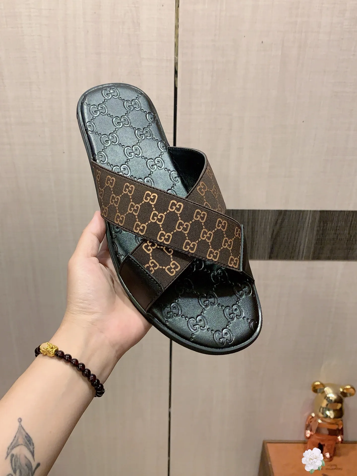 Slippers: New model: Factory price: 260💰💰🎩🎩🔥🔥《 Gucci* 》Series of slippers top purchasing agent🔍🔍Sold at the same time for men, original Italian imported webbing made of selected cowhide, exquisite workmanship,), sole: (super comfortable) original factory special sole, ⚠️exclusive double-layer movable molded sole super comfortable⚠️, real shot🎬the real thing is more beautiful🔍🔍266 regular code 38-44, can be ordered 45.